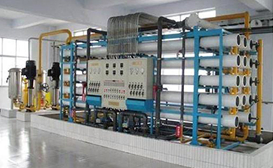       反滲透是最精密的膜法液體分離技術(shù)，在進水(濃溶液)側(cè)施加操作壓力以克服自然滲透壓，當高于自然滲透壓的操作壓力離加于濃溶液側(cè)時水分子自然滲透的流動方向就會逆轉(zhuǎn)，進水(濃溶液)中的水分子部份通過反滲透膜成為稀溶液側(cè)的凈化產(chǎn)水;反滲透設(shè)備能阻擋所有溶解性鹽及分子量大于100的有機物，但允許水分子透過，反滲透復合膜脫鹽