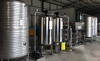 反滲透是一種現(xiàn)代新型的純凈水處理技術(shù)。通過反滲透元件來提高水質(zhì)的純凈度，清除水中含有的雜質(zhì)和鹽。我們?nèi)粘Ｋ玫募兯虺兯际墙?jīng)過反滲透設(shè)備處理的，水質(zhì)幾乎不導電。