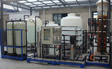 電鍍涂裝行業(yè)中，為了增加鍍件表面光潔度、亮度、附著力，電鍍液的配制需要用電導率在15uS/cm以下的純水，另外在鍍件漂洗時也需用電導率在10uS/cm以下純水來清洗。